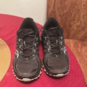Saucony Black Athletic Shoes with Mesh Upper and Cushioned Soles